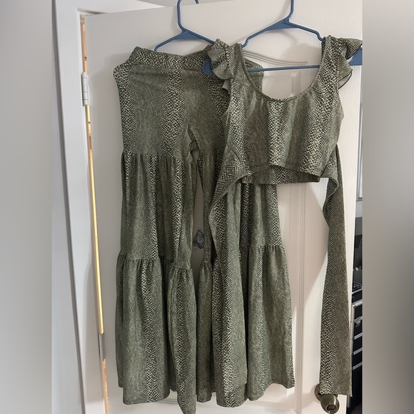 Two piece crop top and pants outfit - Picture 4 of 4